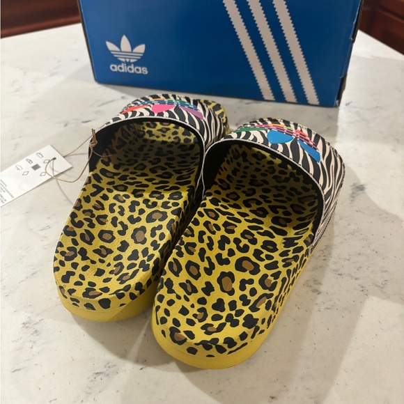 Size 4 Adidas Original Big KidsSize Adilette Lite Slides Animal Print - Picture 3 of 4